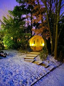 una casa sull'albero con una luce sopra nella neve di Chateau des Janroux a Juliénas