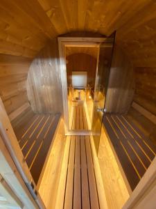 una vista aérea de una pequeña habitación en una sauna en Chateau des Janroux en Juliénas