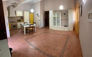 カステッランマーレ・デル・ゴルフォにあるVilla Pinaのキッチン、ダイニングルーム(テーブル、椅子付)