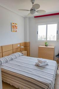 Posteľ alebo postele v izbe v ubytovaní JARDINES DEL MAR I APTO 298 OROPESA DEL MAR MARINA DOR