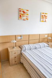 Posteľ alebo postele v izbe v ubytovaní JARDINES DEL MAR I APTO 298 OROPESA DEL MAR MARINA DOR