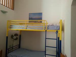kilka łóżek piętrowych w pokoju w obiekcie Casa Vacanza Santorsola w mieście Trinità dʼAgultu