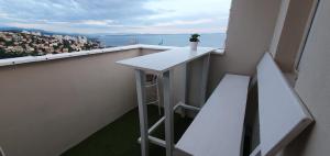 En balkon eller terrasse på City Lights Penthouse