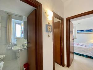 Bilik mandi di Holidaycasa Mike - Con terrazzo vista mare +50 gambar
