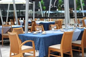 a group of tables with wine glasses on them at Crowne Plaza Leon, an IHG Hotel in Le&oacute;n