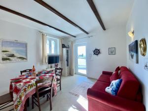 Televisyen dan/atau pusat hiburan di Holidaycasa Mike - Con terrazzo vista mare