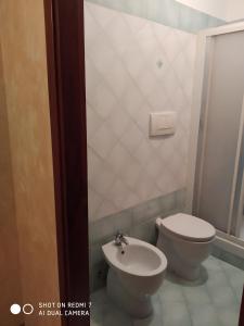 łazienka z toaletą i umywalką w obiekcie Mamma Giulia w mieście Stroncone