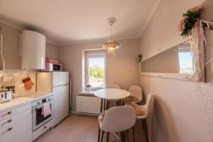 Η κουζίνα ή μικρή κουζίνα στο Vintage Lounge studio with sea view in Liepaja