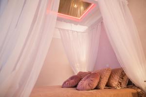 Ένα ή περισσότερα κρεβάτια σε δωμάτιο στο Vintage Lounge studio with sea view in Liepaja