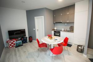 Kuchyňa alebo kuchynka v ubytovaní Apartman Gusar -top position, close to the center and the beach, fully equipped + 14 fotografií