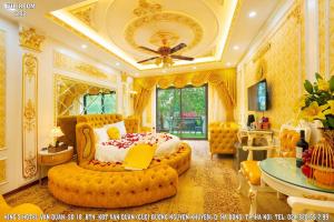 TV a/nebo společenská místnost v ubytování King's Hotel Văn Quán + 29 fotografií