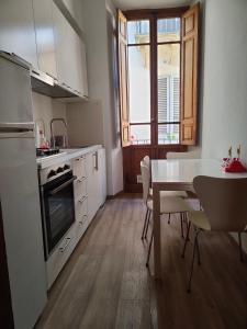 A kitchen or kitchenette at Accanto al Duomo