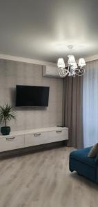 uma sala de estar com uma televisão de ecrã plano na parede em Квартира в центре em Poltava