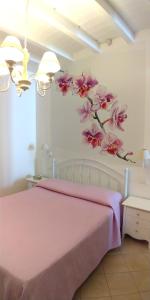 Postel nebo postele na pokoji v ubytování My Monopoli- Casa dei Fiori "Orchidea" Centro Storico