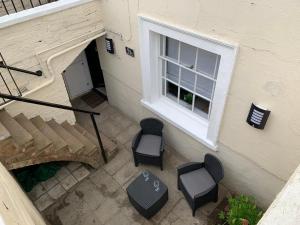 una vista aérea de un patio con sillas y una ventana en Regent’s Retreat en Leamington Spa