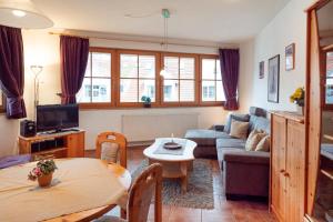 una sala de estar con un sofá y una mesa en Ferienpark Freesenbruch Wohnung 13a - Austernfischer, en Zingst