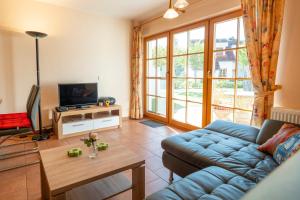 Televisyen dan/atau pusat hiburan di Ferienpark Freesenbruch Wohnung 1 2 - Am Schwalbenweg