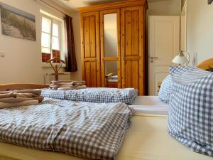 1 dormitorio con 2 camas y ventana en Haus Leni en Prerow