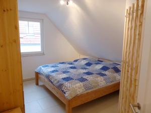 Dormitorio pequeño con cama en el ático en Hafenstrasse 15 Kieckut in Prerow en Prerow