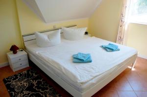 ein Schlafzimmer mit einem Bett mit zwei Handtüchern darauf in der Unterkunft Mühlenstrasse 19 - Wohnung 3 in Zingst