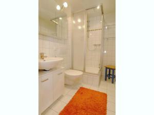 ein Bad mit einem WC, einem Waschbecken und einer Dusche in der Unterkunft Residenz am Strand Wohnung 3-54 in Zingst