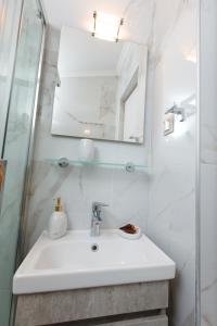 Koupelna v ubytování (Apt.2) Lofos Apartments in Vergia Halkidiki + 11 fotografií