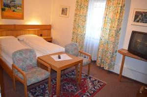 ein Hotelzimmer mit einem Bett, einem Tisch und Stühlen in der Unterkunft Hotel Drei Schweizer in Neuwied