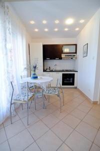 kuchnia ze stołem i krzesłami w pokoju w obiekcie Apartment in Kali with Seaview, Terrace, Air condition, WIFI (4672-2) w mieście Kali