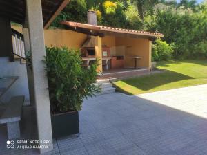 une maison avec une terrasse couverte et un patio dans l'établissement Casa das Pedras, à Vieira do Minho