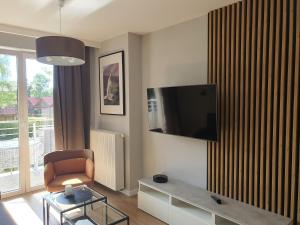 Μια τηλεόραση ή/και κέντρο ψυχαγωγίας στο Apartament Nord 13 Willa Nord