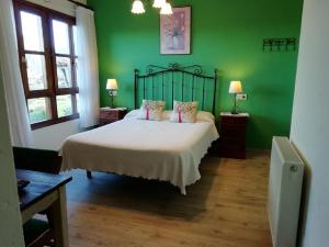 เตียงในห้องที่ Hotel La Llosona