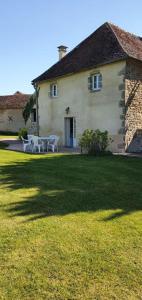 una casa con mesa y sillas en un patio en Gite Le Morvan, en Lormes