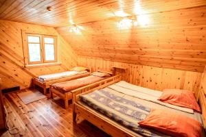イグナリナにあるPas Kaziuką namas-sodybaの木造キャビン内のベッド2台が備わる部屋
