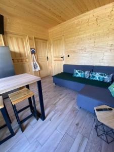 une chambre avec un banc et une table dans une cabine dans l'établissement Rodzinne Rusinowo II, à Rusinowo