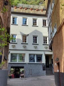 un gran edificio blanco con ventanas en una calle en Pension Winnemuller en Cochem