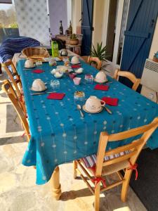 a blue table with a blue table cloth on it at Maison Entre Terre et Mer in Primelin