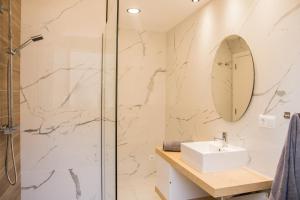 ニグランにあるPORTO & AMERICA.のシャワー、洗面台、鏡を備えたバスルーム +23枚の写真