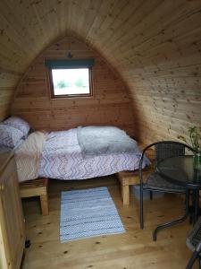 Sunny Mount Glamping Pod tesisinde bir odada yatak veya yataklar