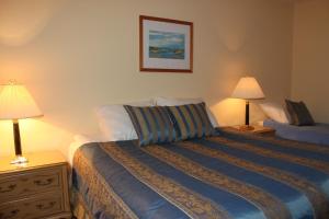 a hotel room with a bed and two lamps at Pensjonat Lazur in Mielno +20 photos