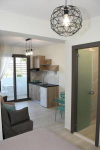Kuchyň nebo kuchyňský kout v ubytování Theano Luxury Suites Nikiti