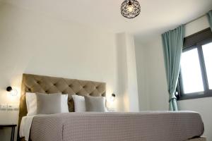 Postel nebo postele na pokoji v ubytování Theano Luxury Suites Nikiti