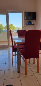Televízia a/alebo spoločenská miestnosť v ubytovaní Apartments MARKO-Sevid-20m from the beach