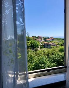 une fenêtre avec vue sur la ville dans l'établissement Fiori e farfalle apartment, à Caprarola