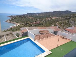 una villa con piscina e vista sull'oceano di Ada Cerromar Apartamento, Aire acondicionado, Garaje privado, Piscina a Peñíscola