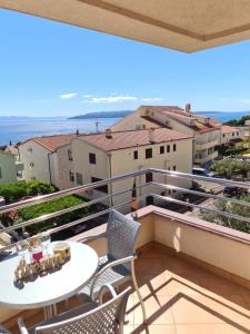 a balcony with a table and chairs and a view at Apartmani Katarina in Makarska