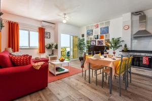 タヴィラにあるBeauty & Cozy apartmentのリビングルーム(テーブル、赤いソファ付)