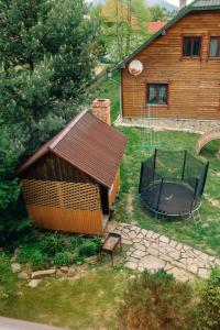 ein kleines Gebäude mit einem Trampolin im Hof in der Unterkunft Котедж з неймовірними краєвидами in Slawske