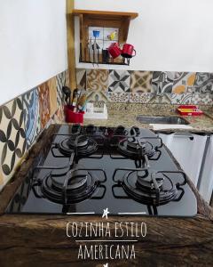 a kitchen with a stove top in a kitchen at Flat rústico e aconchegante próximo a Paraty e Trindade in Paraty