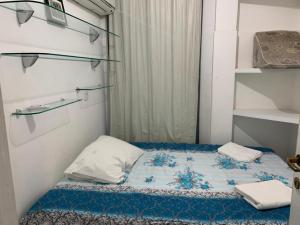 アキラスにあるAV80101 - Aquaville Térreo - Porto das Dunas - CEARÁの青い毛布付きのベッドが備わる小さな客室です。 +54枚の写真