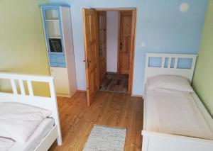 - une chambre avec 2 lits et un couloir dans l'établissement Two Angels, à Bled